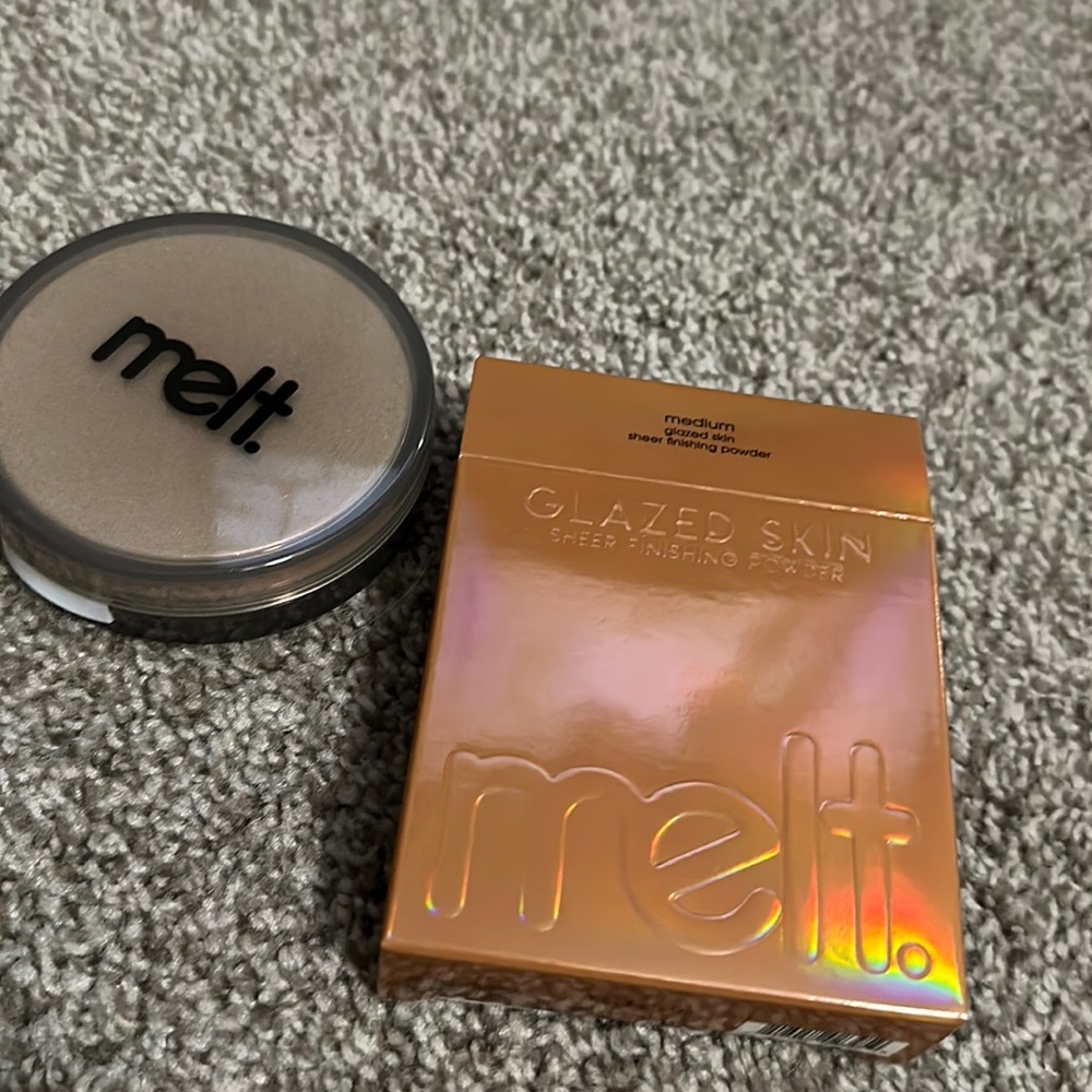 Melt cosmetics glazed skin finishing powder!
